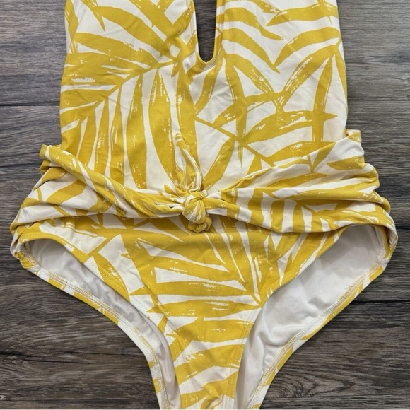 Carmen Marc Valvo OnePiece Swimsuit - Picture 4 of 5